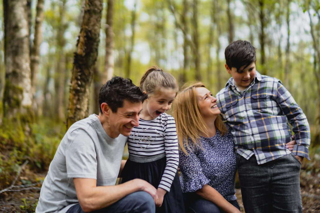 parents kneeling down next to kids